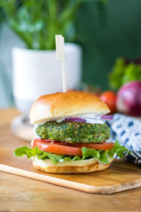 These green vegan pea spinach burgers are super quick to make, healthy and taste delicious. It's a tasty veggie burger recipe that's packed with goodness and comes together quickly. Vegan and easily gluten free. #veggieburger #veganburger #spinachburgers #peaburger #veganbarbecueideas #vegangrillingrecipes Veg Meatballs, Handheld Recipes, Recipes Burgers, Vegan Grilling Recipes, Spinach Burgers, Vegetarian Burger Recipe, Veggie Burger Recipe, Veggie Burger Patties, Burgers Recipes