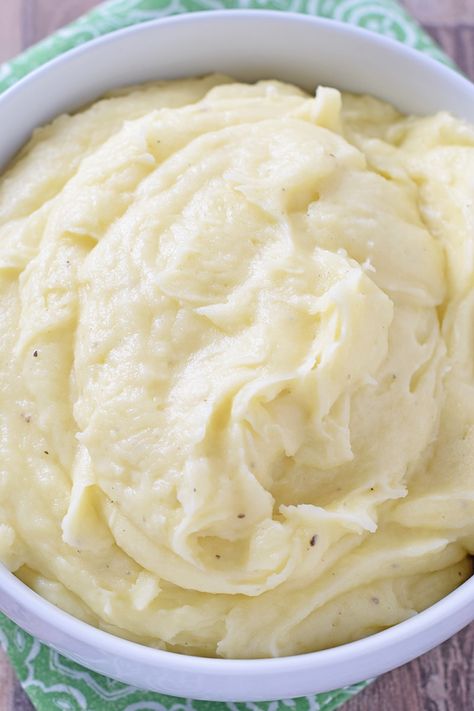 Creamy Mashed Potatoes are a delicious side with weeknight meals or special holiday dinners. They’re the quintessential side dish recipe to pair with turkey, ham, roast, chicken, and all the fixings! Traditional Mashed Potatoes Recipe, Multicultural Recipes, Creamy Mashed Potatoes Recipe, Potatoes Easy, Whipped Potatoes, Creamy Mash, Vegetarian Thanksgiving, Creamed Potatoes, Thanksgiving Meal