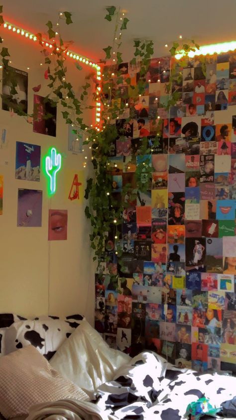 Fair Lights Wall, Led Lights And Fairy Lights Room, Led Lights With Vines, Led Lights And Vines Bedroom, Asthetic Picture For Wall Decor, Asethic Rooms Ideas, Vine Room Decor Ideas, Vines And Fairy Lights Bedroom, Wall Stickers Bedroom Aesthetic