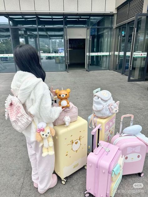 Shoujo Fashion, Makeup Inspo Aesthetic, Ulzzang Girl Aesthetic, Chinese Douyin, My Melody Cute, Cute Kawaii Aesthetic, Inspo Poses, Everyday Bag Essentials, Cute Suitcases