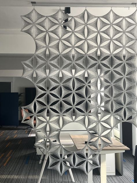 Slanted Wall Decor, Wooden Panel Design, Graffiti Bedroom, Hanging Room Divider, Screen Partition, Store Shelves Design, Hanging Room Dividers, Room Divider Screen, Fiber Board