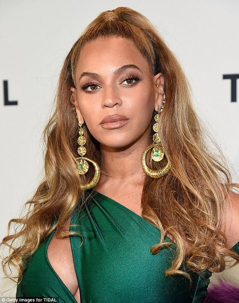 Flawless: Beyonce, 36, wore the hairstyle of the moment - a half-up, half-down high ponytail at Tidal's hurricane relief concert in Brooklyn on Tuesday Tmavý Blond, Beyonce Hair, Blue Ivy Carter, Dark Blonde Hair Color, Beyonce Style, Hot Hair Colors, Dark Blonde Hair, Blue Ivy, Destiny's Child