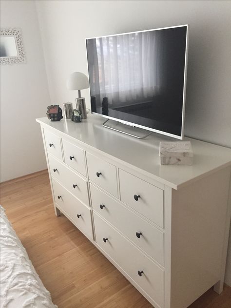 White Tv Stand Bedroom, Bedroom Ideas With Tv On Dresser, Aesthetic Tv Stand Bedroom, Tv Stand Decor Bedroom Aesthetic, Tv On Top Of Dresser, Tv Stand Aesthetic Bedroom, Bedroom Decor Tv On Dresser, White Dresser With Tv On Top, Dresser With Tv On Top