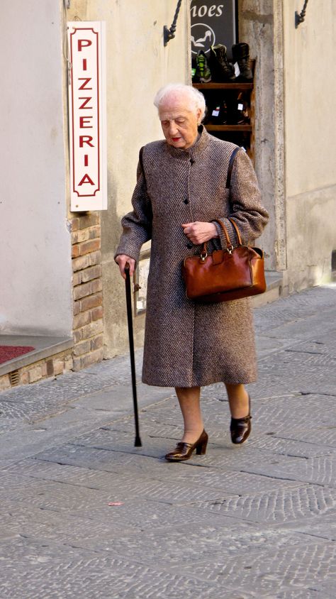 Nonna.  This reminds me of the little lady that found us outside the railroad station and pointed us to Chateau de Versailles. What an angel! They speak French, you know! Tuscany Home, Italian Women Style, Speak French, Italian Family, Travel Wishes, Italian Street, Coat Of Many Colors, Italian Village, Village People