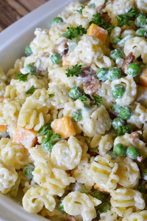 This Easy Pasta Salad Recipe is perfect for picnics, holiday feasts and potlucks! Just in time to make as an Easter side dish. It goes great with a glazed spiral ham! Easter Pasta Salad, Easter Pasta, Macaroni Salads, Picnic Salad, Bbq Meats, Easter Picnic, Salad Kale, Cold Salads, Resep Pasta