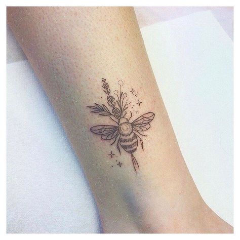 Bee And Flower Tattoo, Queen Bee Tattoo, Tattoo Sonne, Honey Bee Tattoo, Daffodil Tattoo, Traditional Tattoo Designs, Waist Tattoos, Ankle Tattoos For Women, Poppies Tattoo