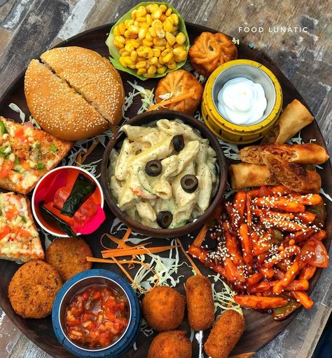 Dimple Arora on Instagram: “Gotta love this huge veg platter from Cafe 99 in Indirapuram.🔥😍 . This is available for ₹550. Isn’t that cool?🤩” Food Platters Aesthetic, Chinese Platter, Aloo Tikki Burger, Veg Platter, Easy Indian Snacks, American Corn, Indian Fast Food, Vegetarian Platter, Aloo Tikki