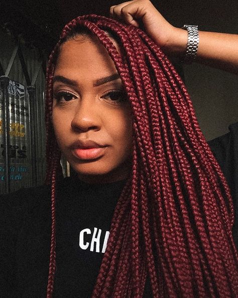 Cores de box braids: 60 fotos para um visual colorido e cheio de atitude Wavy Hair Perm, Burgundy Box Braids, Red Braids, Red Box Braids, Quick Braids, Big Box Braids, Braid Inspiration, Jumbo Box Braids, Colored Braids