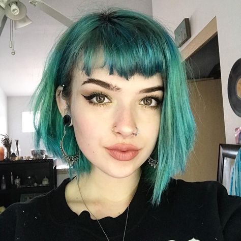 Egirl Haircut, Xoe Arabella, Bob 2024, Edgy Hair Color Ideas, Short Green Hair, Cosmetic Aesthetic, Edgy Hair Color, Character Features, People Reference