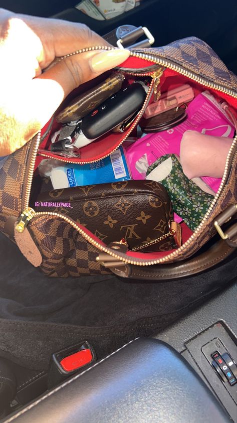 Inside Purse Aesthetic, Purse Aesthetic, Everyday Bag Essentials, Pretty Tote Bags, Inside Purse, What's In My Purse, Inside My Bag, Purse Essentials, Super Rich Kids