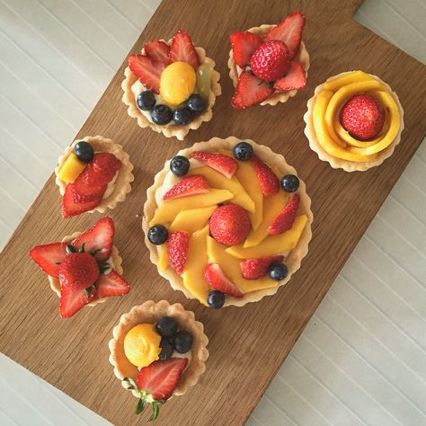 seasonal fruit tart Fresh Fruit Tartlets, Fruit Tart Decoration Mini, Fruit Tart Ideas, Fruit Tart Decoration Ideas, Fruit Tart Decoration, Decorative Chocolate, Fruit Tartlets, Mini Fruit Tarts, Fresh Fruit Tart