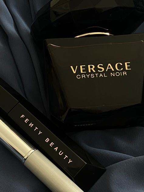 Versace Perfume Aesthetic, Versace Aesthetic, Aesthetic Cosmetics, Blair Waldorf Aesthetic, Small Waist Workout, Versace Perfume, Best Perfume For Men, Pop Jewelry, Expensive Perfume