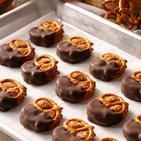 Pbfit Recipes, Peanut Butter Pretzel Bites, Paleo Candy, Pretzel Sandwich, Pb Fit, Pretzel Bites Recipes, Peanut Flour, Peanut Butter Pretzel, Healthy Lunch Meal Prep