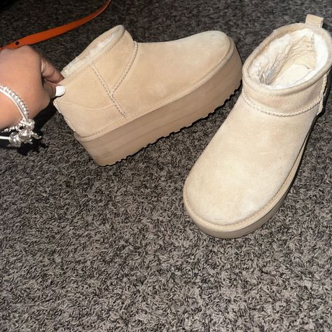 Sand Platform Uggs For Sale Sand Uggs, Beige Uggs, Uggs Platform, Uggs Mini, Platform Uggs, Fake Uggs, Ugg Platform, Cute Uggs, Wooden Platform Sandals