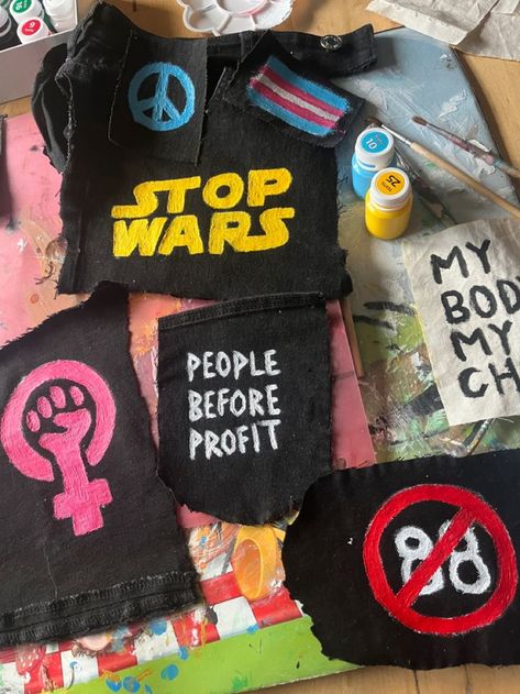 Alt Pins And Patches, Diy Punk Jacket Ideas, Patch Overalls Punk, Diy Patch Jacket Ideas, Diy Patch Ideas Punk, Patch Pants Punk Ideas, Punk Pins Ideas, Clothes Patches Diy, Punk Clothing Aesthetic