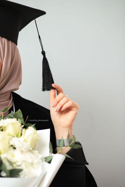 Convocation Idea Pose, Convo Picture Idea, Convocation Poses Idea, Best Graduation Poses, Post Graduation Pictures, Faceless Graduation Photos, Graduation Posing Ideas, Convocation Poses, Graduation Pictures Hijab