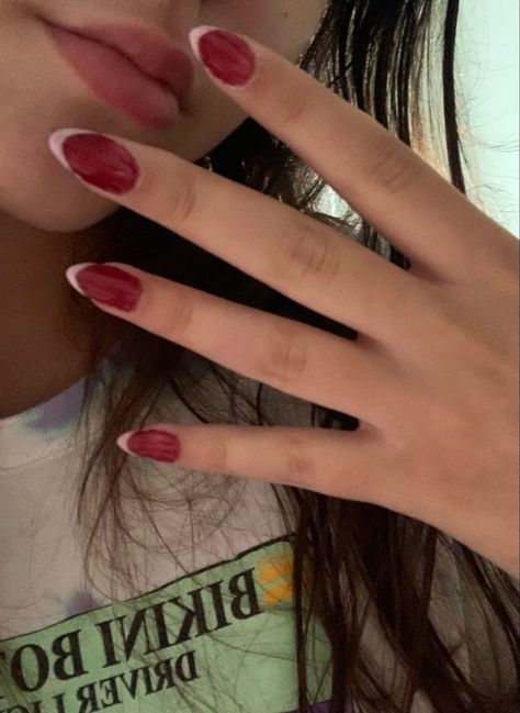 Hailey Bieber Nails Cherry, Red Nails With Pink French Tip, Hailey Bieber Strawberry Nails, Pink And Red Strawberry Nails, Hailey Bieber Red Nails, Nail Inspo Hailey Bieber, French Red Nails, Hayley Bieber Nails, Nails Strawberry