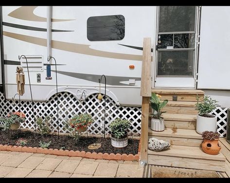 Rv Front Yard, Fifth Wheel Outdoor Setup, Rv Front Door Ideas, Rv Campsite Setup Ideas, Permanent Campsite Decorating Ideas, 5th Wheel Camper Ideas, Rv Outdoor Decorating, Camper Living Full Time, Camper Porch