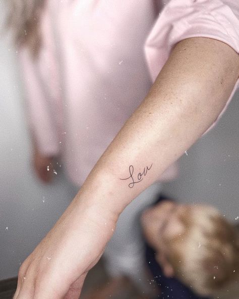 Child Name Tattoo, Child Name Tattoo Ideas, Child Tattoo Ideas, Tattoo Ideas For Parents, Tattoo Pols, Child Tattoo, What Animal Are You, Photorealistic Portraits, Fingerprint Heart