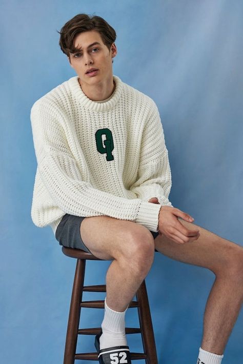 Urban People, Fashion Model Poses, Men Photoshoot, Boys Knits, Famous Models, Photography Poses For Men, Men's Knit, 인물 사진, Poses For Men