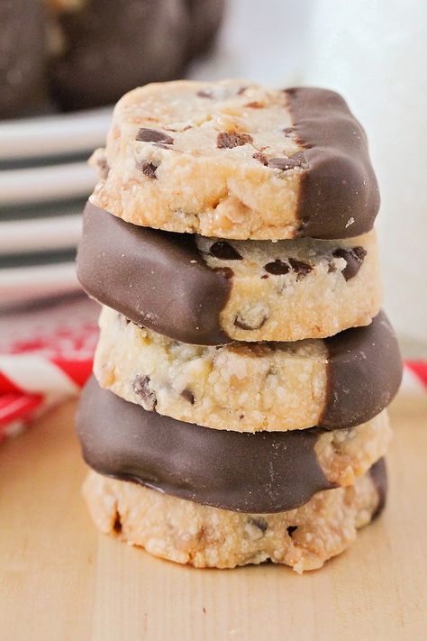 Toffee Shortbread Cookies, Toffee Shortbread, Pecan Shortbread Cookies, Chocolate Chip Shortbread Cookies, Shipping Cookies, Delicious Christmas Cookies, Chocolate Dipped Oreos, Buttery Shortbread Cookies, Dipped Cookies