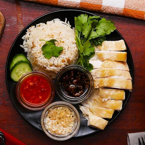 Hainan Chicken, Chicken Rice Recipe, Hainanese Chicken Rice, Chicken And Rice Dishes, Chicken Rice Recipes, Hainanese Chicken, Resep Salad, Ayam Bakar, Nasi Lemak