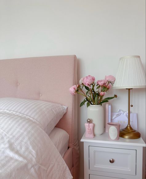 Cute Bedside Table Decor, Pink Nightstand Decor, Nightstand Inspo Aesthetic, Girly Apartment Ideas Bedroom, Nightstand Ideas Aesthetic, Pink Nightstand, Nightstand Aesthetic, Bedside Table Decor, Deco Vase