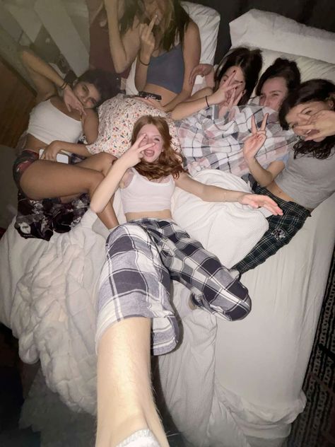 Sleepover Pics Aesthetic, Funny Photos To Take With Friends, Sleepover Asthetic Pics, Sleepover Pics With Friends, Teen Friend Group Aesthetic, Crazy Pictures With Friends, Desired Friend Group, Picture Ideas With Friends Group Photos, No Face Friend Pictures