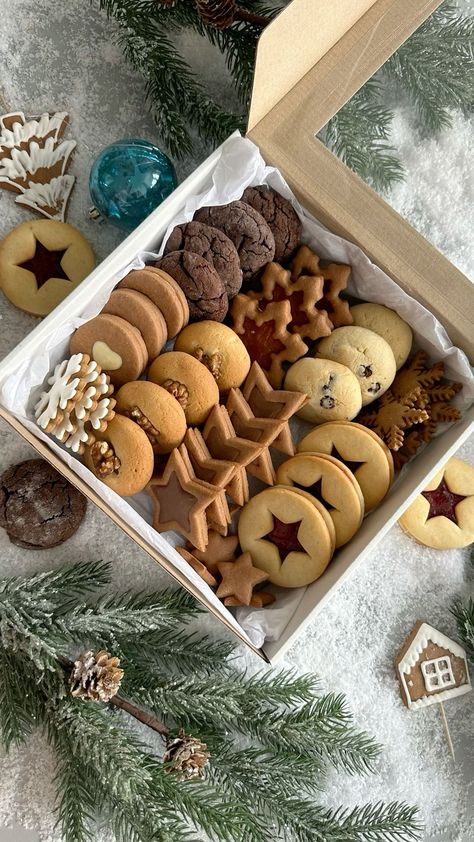 Cookies Gift Box Ideas, Holiday Cookie Box Ideas, Christmas Cookie Gift Boxes, Baklava Cake Recipe, Cookie Box Gift, Cookie Gift Packaging, Holiday Cookie Gift, Christmas Cookies Packaging, Cookie Recipes Decorating