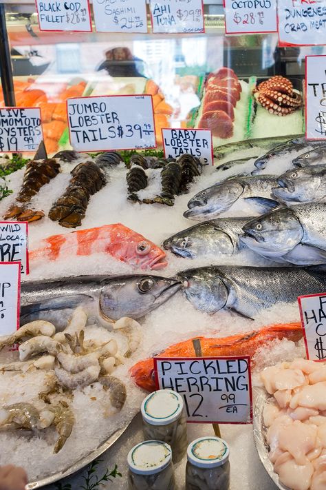 Pike Place is one of the oldest farmers' markets in the U.S. It's home to the Pike Place Fish Market (where fishmongers toss the day’s catches to the delight of onlookers) and the very first Starbucks.  #seattle #washington #thingstodo #touristattractions #vacationideas #vacationwithkids #familyvacation #traveltips #travelingwithkids #pictures #photography Holiday Seafood Recipes, Kyoto Food, Seafood Pizza, Starbucks Seattle, Fish Stand, Seafood Chowder, Walking City, Easy Seafood, Seafood Market