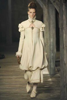 ddd78109e08d1fc9ff1687679e81c97e Elizabethan Fashion, Elizabethan Era, Fairy Wedding Dress, Mary Stuart, Couture Mode, Pre Fall Collection, Chanel Fashion, Mode Inspiration, Wedding Dresses Vintage