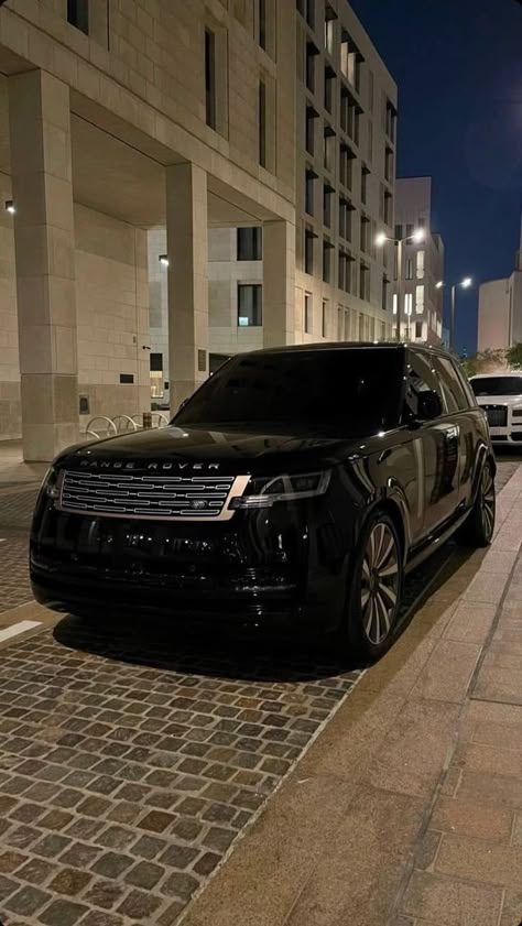 Black Car Range Rover, Rang Rover Cars, Suv Black Car, Range Rover 2024 Black, Black Suv Aesthetics, Black Suv Car Aesthetic, Rang Rovers, Dream Car Range Rover, Black Range Rover Aesthetic