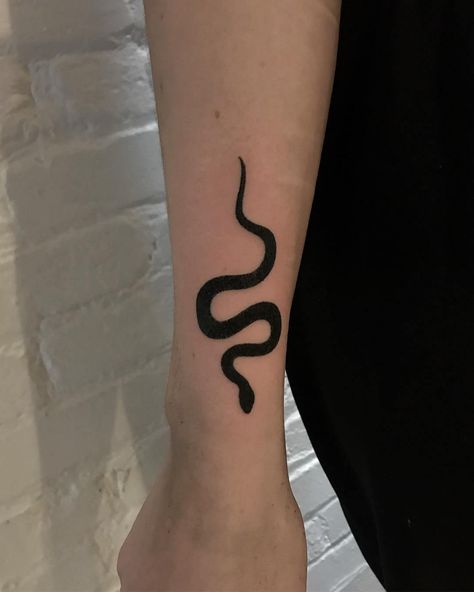 20+ Simple Snake Tattoo Ideas | PetPress Tattoo Cobra, Black Snake Tattoo, Tongue Tattoo, Traditional Snake Tattoo, Small Snake Tattoo, Bodysuit Tattoos, Tattoo Snake, Serpent Tattoo, Pola Tato