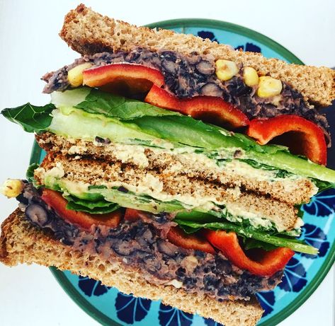 Cheap Easy Vegan, Sweden Recipes, Veggie Sandwiches, Black Bean Hummus, Hummus Sandwich, Bean Hummus, Easy Vegan Lunch, Daily Dozen, Vegan Sandwiches