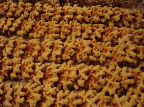 Eastern European Cuisine: Galettes (Italian Waffle Cookies) Italian Waffle Cookies, Galette Cookie Recipe, Galette Cookies, Gallete Recipe, Waffle Cookies Recipe, Iron Cookies, Waffle Iron Cookies, Coconut Flour Cakes, Italian Wedding Cookies