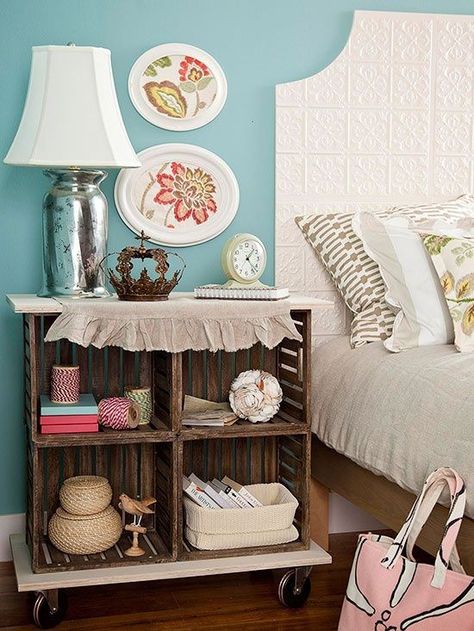 d62a7e020793695cd672ae43236c2d5f Casa Rock, Crate Nightstand, Nightstand Ideas, Crate Diy, Flea Market Decorating, Diy Nightstand, Wood Crates, Interior Design Diy, Diy Storage Furniture