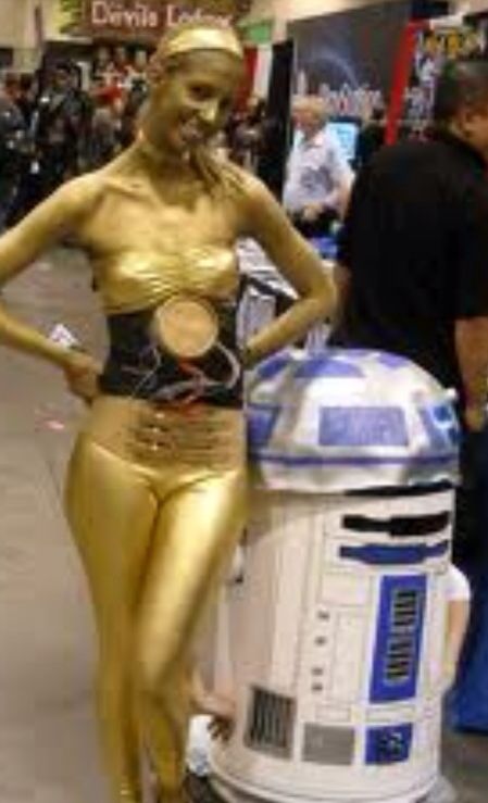 R2D2 C3PO : These aren't the droids you are looking for. C3po Costume, Comicon Cosplay, Gold Tutu, Girl Cosplay, Military Humor, Military Pictures, Nerdy Girl, Nerd Life, Best Cosplay