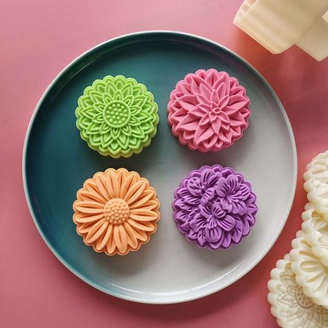 Cake Land, Moon Cake Mold, Flower Mold, Cake Sizes, Fondant Decorations, Flower Molding, Round Flower, Cartoon Flowers, Festival Diy