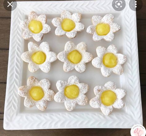 Cute pastries for floral theme birthday Daisy Birthday Food Ideas, Daisy Themed Desserts, Flower Party Food Ideas, Flower Themed Snacks, Flower Themed Party Food, Flower Themed Desserts, Wildflower Desserts, Flower Themed Food, Wildflower Dessert Table