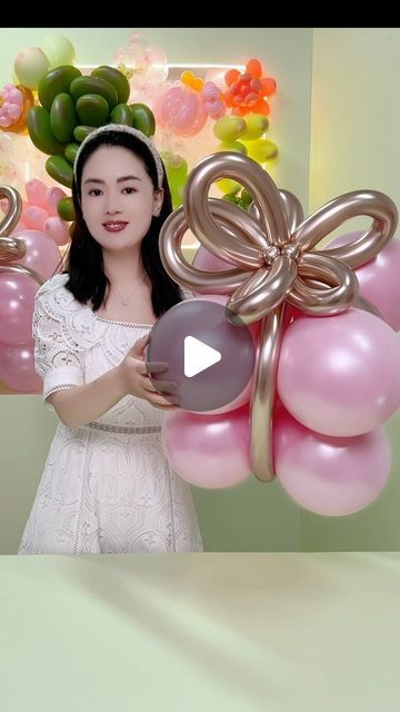 Niki_Nie on Instagram: "TUTORIAL: A present 🎁🎈
#balloon #balloondecor #balloonart #balloonartist #balloonstylist #balloonbouquet #balloonarch #balloonwall #ballooncolumns #balloonbouquet #present #gift #decoration #tutorial" Balloon Presents Diy, Garden Balloon Decoration, Ballons Bouquet Ideas, Balloon Present, Balloon Decorations Diy Tutorials, Flower Arches, Party Ballons, Balloon Gifts, School Christmas Party