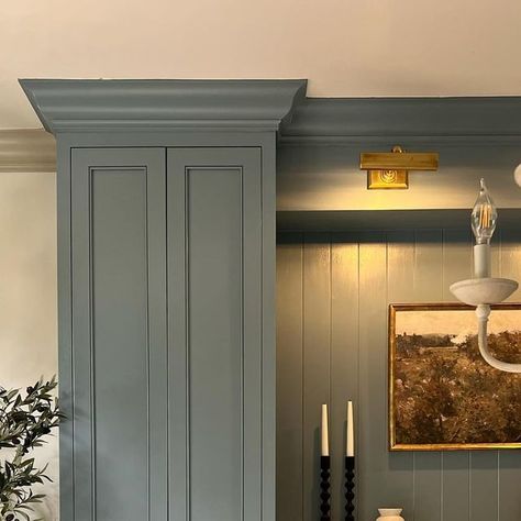 Selvedge Farrow And Ball, One Story Cabin, Erin Conway, Kitchen Respray, Craftsman Renovation, Kismet House, Dining Room Built In, Kitchen Built In, Traditional Dressers