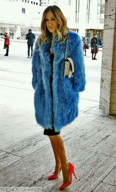 SJP Sarah Jessica Parker Style, Sara Jessica Parker, Carrie Bradshaw Outfits, Carrie Bradshaw Style, Street Style Nyc, Fur Coat Outfit, Nyc Street Style, Coat Outfit, Moda Chic