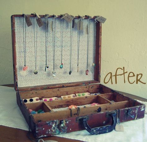 Jewelry Displays For Craft Shows | Lifestyle Bohemia }: Down and Out Chic's DIY Jewelry Display Jewerly Displays, Diy Display, Diy Jewelry Display, Old Suitcases, Craft Fair Displays, Jewelry Box Diy, Vintage Suitcases, Jewelry Displays, Craft Display