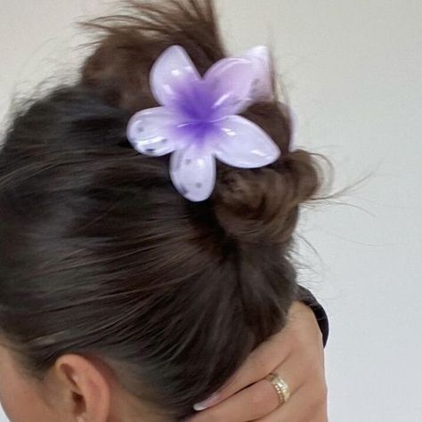 Hairclip Aesthetic, Hair Clips Aesthetic, Teeth Design, Frangipani Flower, Flower Hair Claw, Purple Hibiscus, Clip Hairstyles, Flower Hair Clip, Hair Claw Clip