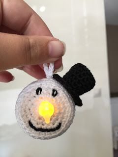 Al een hele poos geleden maakte ik een sneeuwpop van een waxinelichtje op batterijen. Vandaag zag ik er een post over op Facebook en bij de... Tea Light Crafts, Tea Light Snowman, Crochet Christmas Ornaments Free, Crochet Knit Sweater, Crochet Knit Top, Sweater Ideas, Crochet Snowman, Crochet Xmas, Aesthetic Crochet