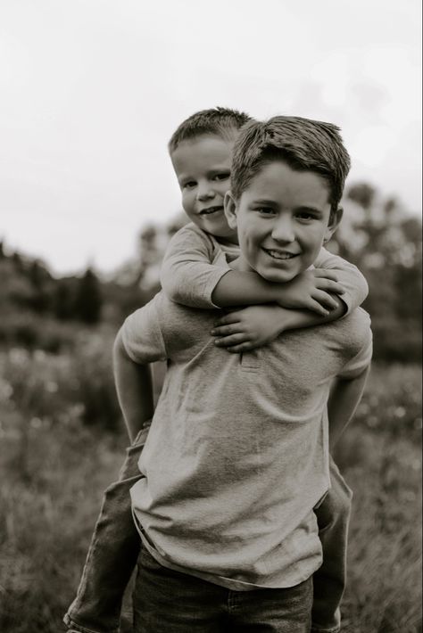 Sibling Black And White Photography, Outdoor Brothers Photoshoot, Brother Photoshoot Men, Black And White Sibling Photos, Black And White Kids Photoshoot, Black And White Children Photography, Little Brothers Photoshoot, Older Siblings Photoshoot, Brother Pictures Boys