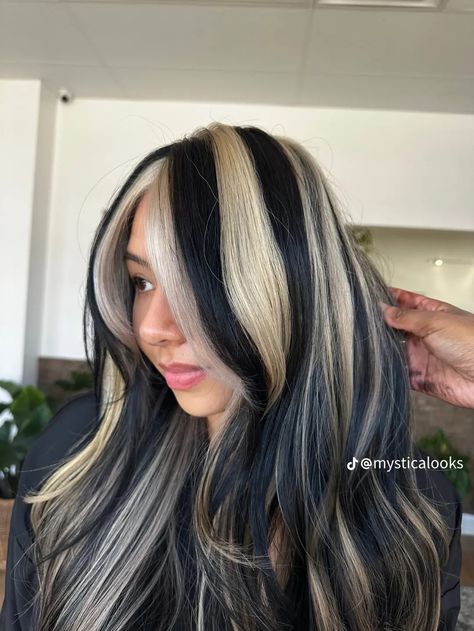 Black Hair With Blonde Highlights, Chunky Blonde Highlights, Stylish Hair Colors, Half And Half Hair, Blond Ombre, Balayage Blond, Chunky Highlights, Ash Blonde Highlights, Black Hair With Highlights