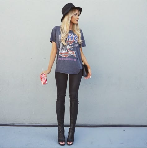 Rocker chic in a band tee and skinnies. Band Tee Outfits, Hipster Outfits, Rocker Style, Rocker Chic, Concert Outfits, Edgy Outfits, Ladies Dress Design, Photo Instagram, Outfits Casuales