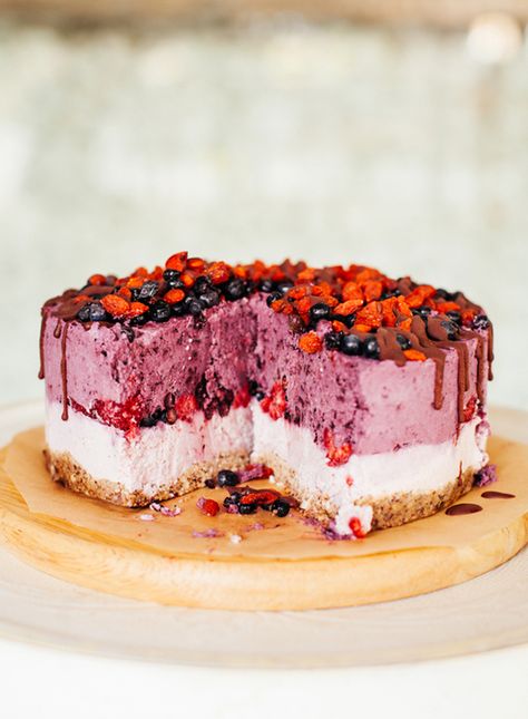 Raw fruit layer cake. This is how you celebrate with the Clean Eater on their birthday. So beautiful and yum. Fruit Layer Cake, Fruit Birthday Cake, Cake Light, Raw Cake, Layered Desserts, Cake Vegan, Birthday Desserts, Raw Desserts, Golden Doodle