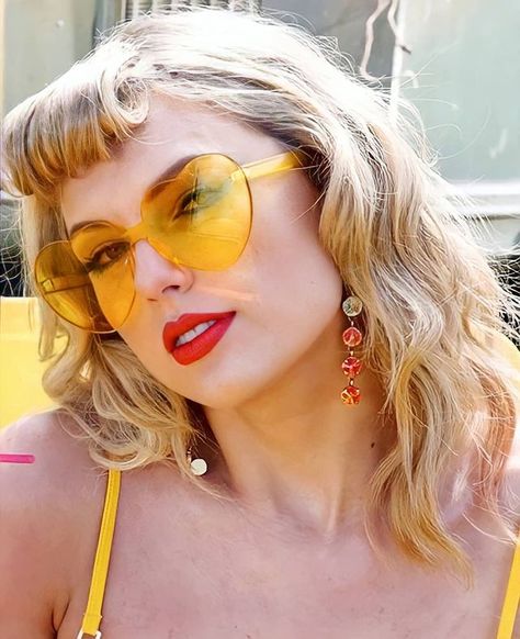 Swift Photo, Taylor Swift Red, Celebrity Style Red Carpet, Red Taylor, Heart Sunglasses, Taylor Swift Songs, Long Live Taylor Swift, Live Taylor, Taylor Swift Pictures